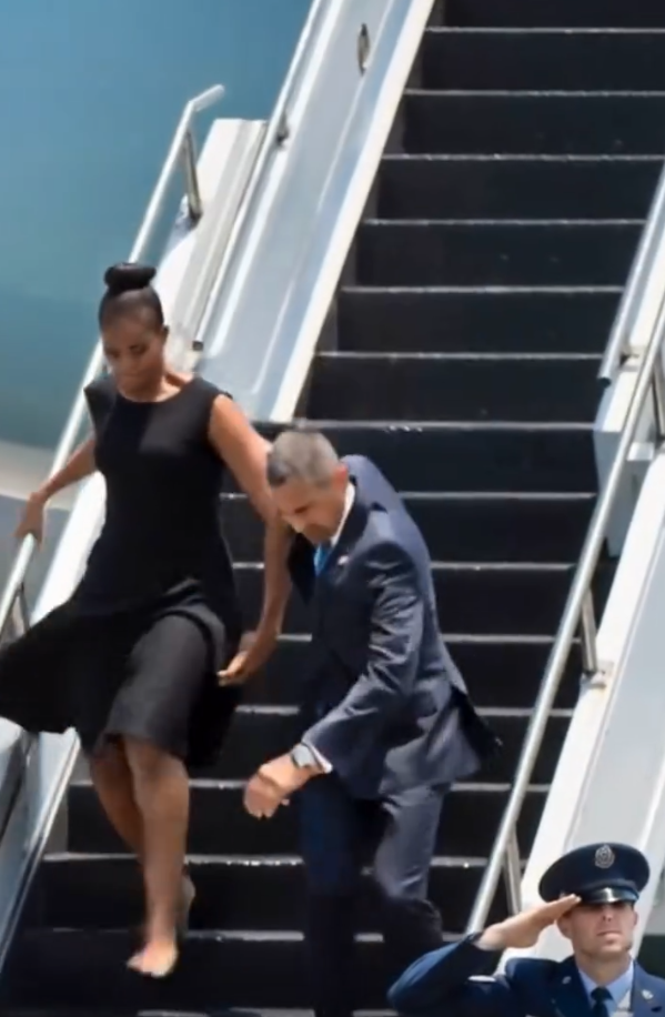 ✈️😳 President Obama Falters While Climbing Air Force One Steps — Again!