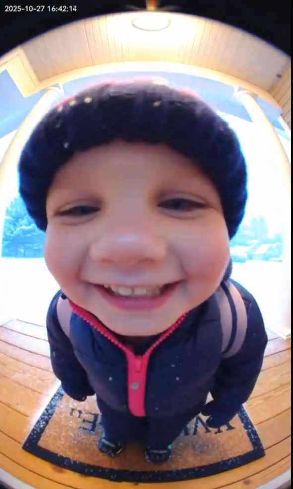 ❄️ “MAMA, OPEN THE DOOR” — THE CUTEST WINTER MOMENT MELTING HEARTS ONLINE 🥰